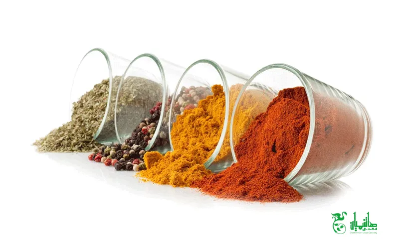 ادویه در ظروف پلاستیکی